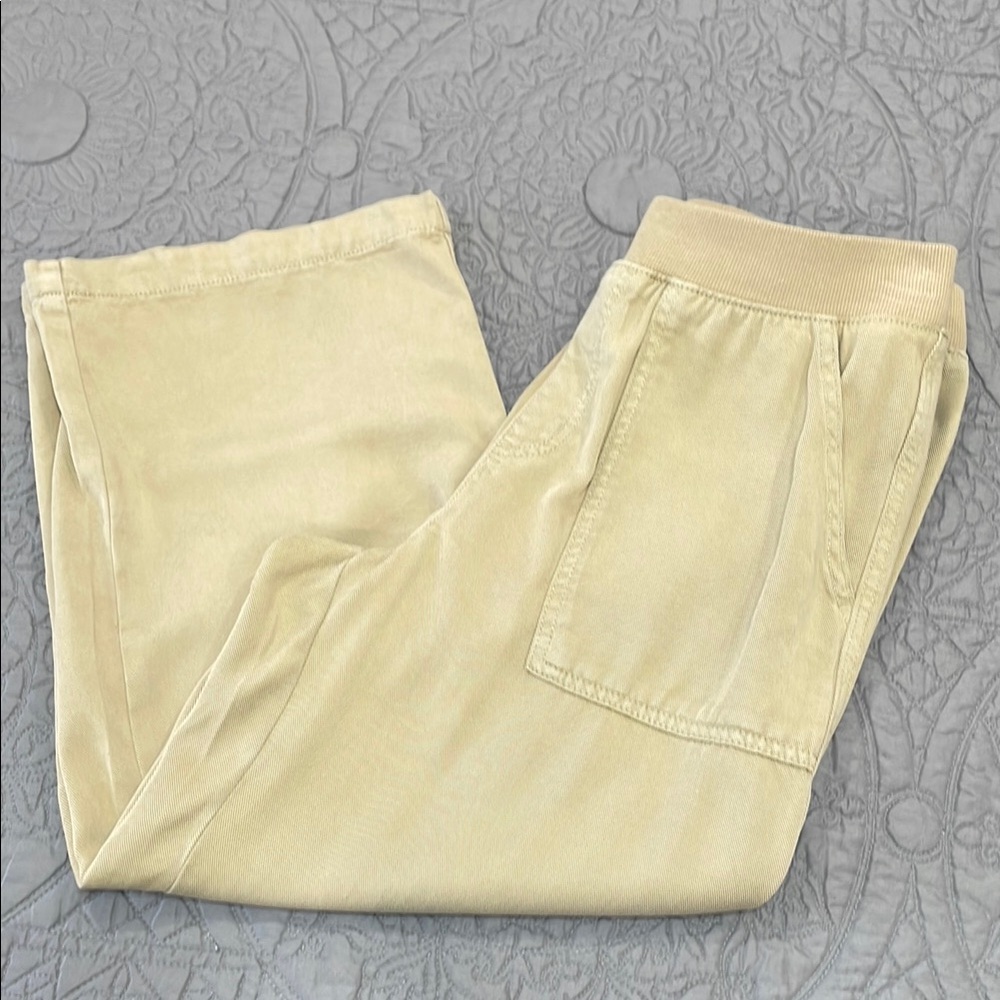 FREE W/PURCHASE St John’s Bay pull on khaki M